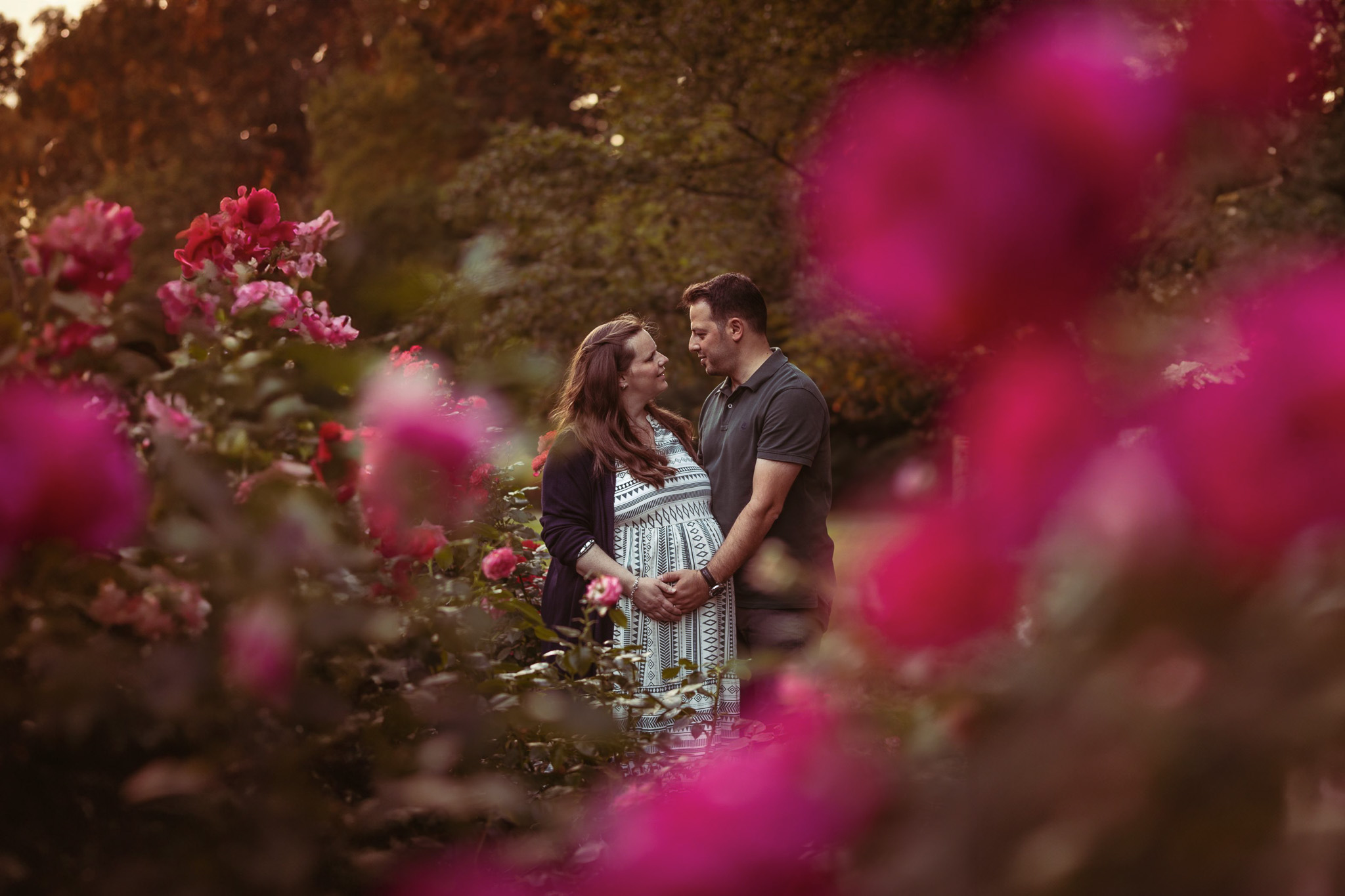 Schwangerschaftsfoto im Garten mit Blumen - Hamid Afzali &ndash; Hochzeitsfotograf und Hochzeitsvideograf