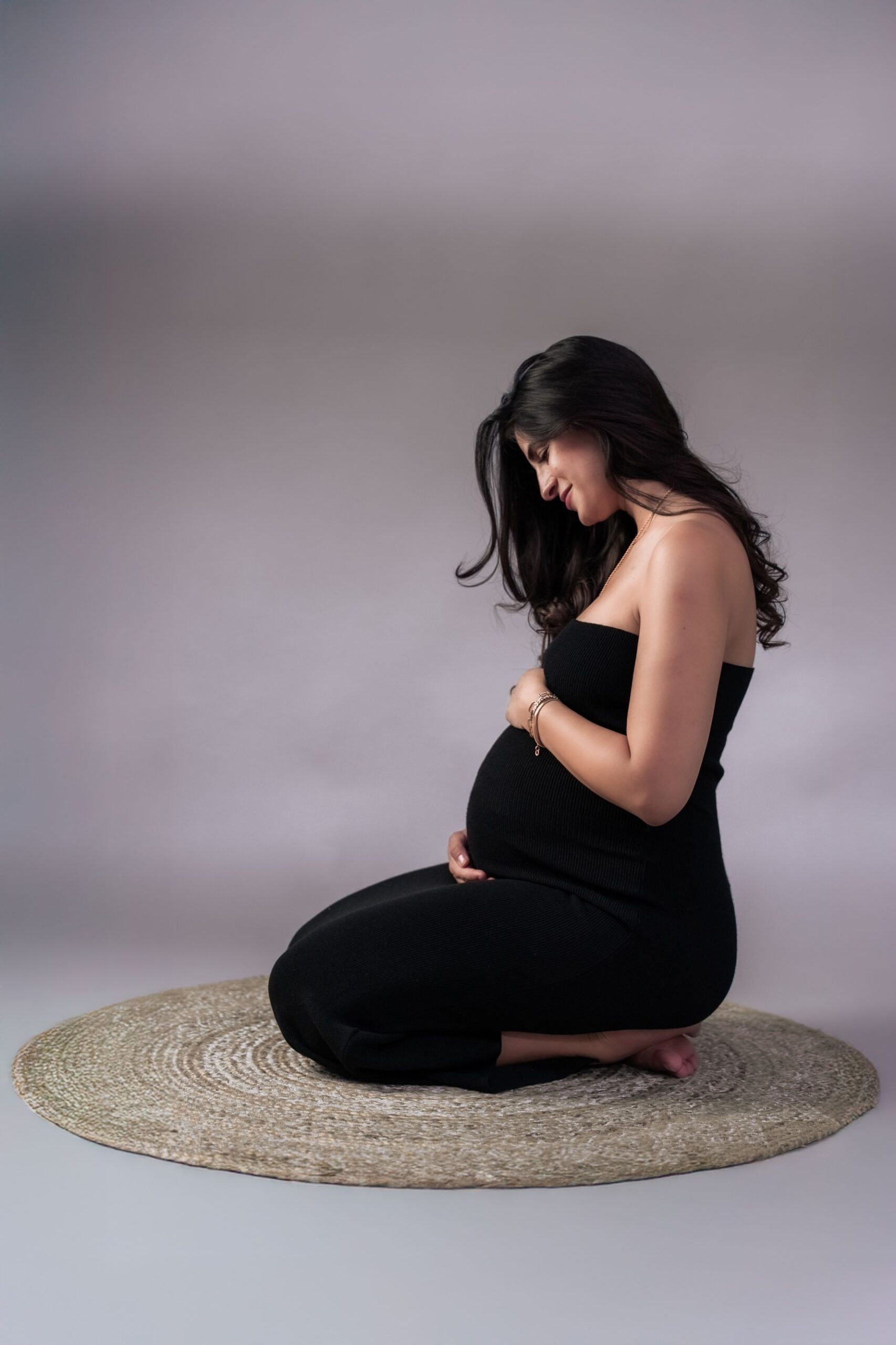 Eine schwangere Frau im Studio, bereit für das Fotoshooting - Hamid Afzali – Hochzeitsfotograf und Hochzeitsvideograf