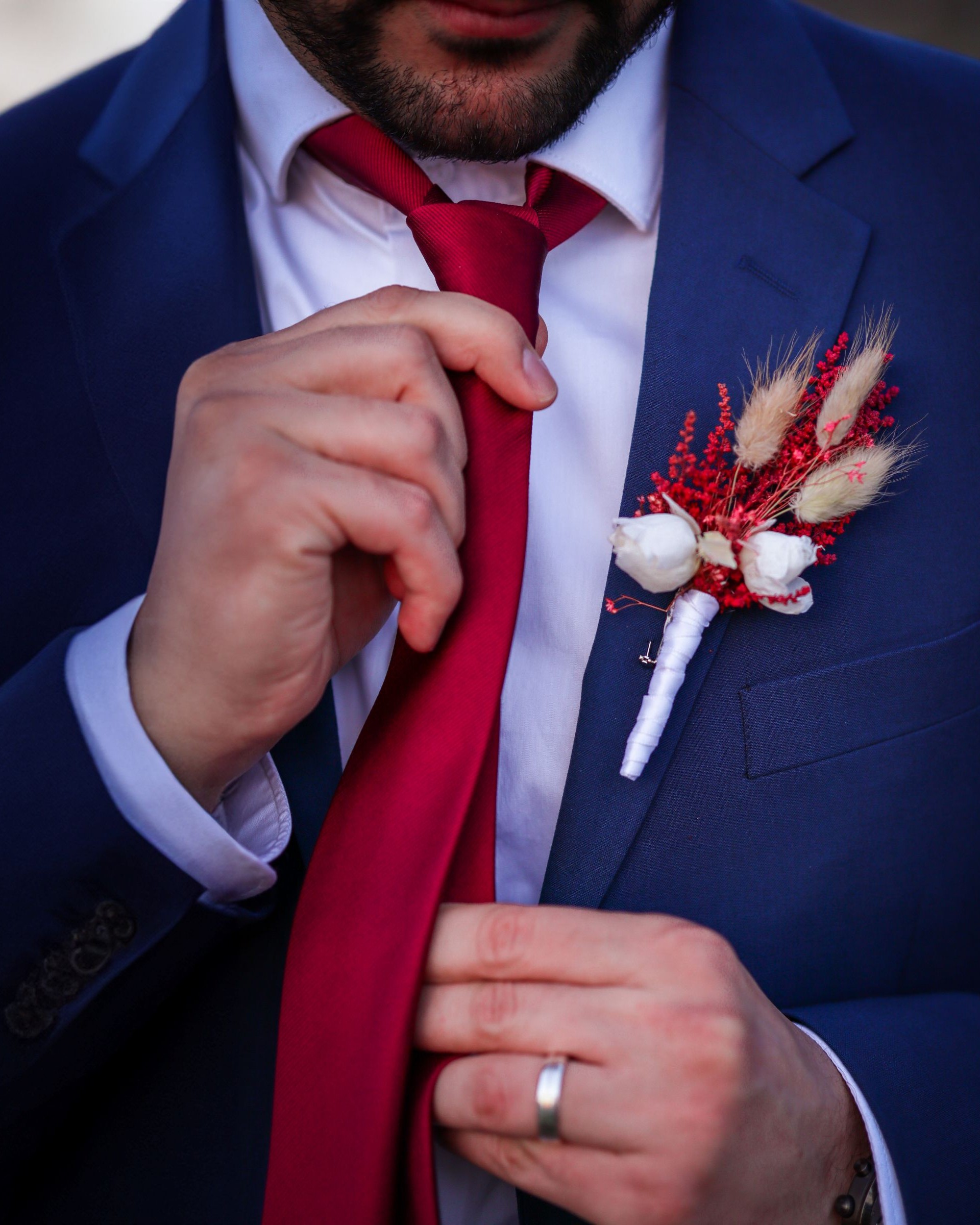 Groom macht seine Krawatte fest - Hamid Afzali – Hochzeitsfotograf und Hochzeitsvideograf